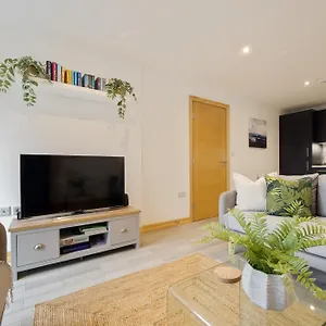 Seaside Town Centre Triplex: Spacious Retreat With Parking , Bournemouth United Kingdom